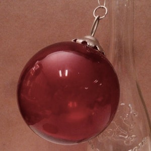Très belle boule de Noel en verre épais rouge profond 10 cm de diamètre immagine 2