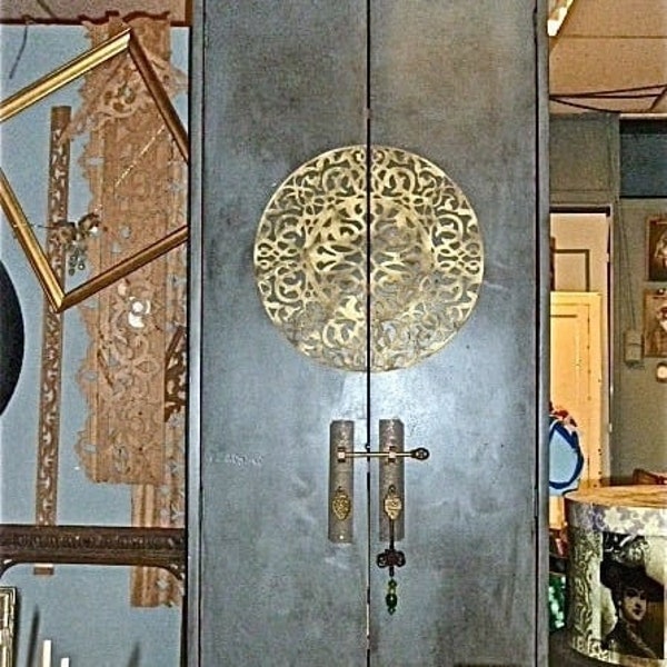 Armoire haute style bonnetière patine grise avec ferrures et loquets authentiques Chinois en bronze