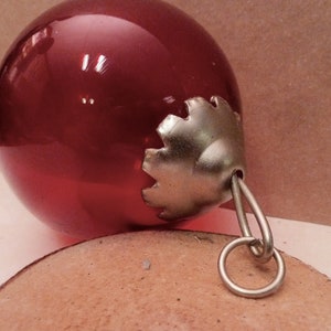 Très belle boule de Noel en verre épais rouge profond 10 cm de diamètre immagine 5
