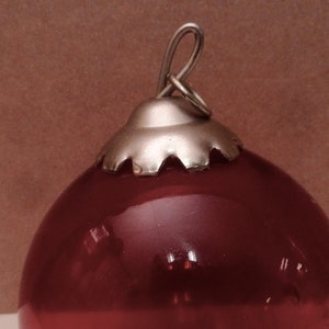 Très belle boule de Noel en verre épais rouge profond 10 cm de diamètre image 3