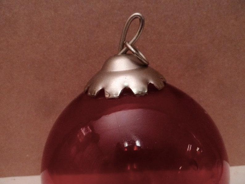 Très belle boule de Noel en verre épais rouge profond 10 cm de diamètre image 3