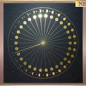 Pode incluir: Um gráfico de fases lunares dourado com fundo preto e números e linhas dourados. O gráfico mostra as diferentes fases da lua durante um ciclo de 29,5 dias.