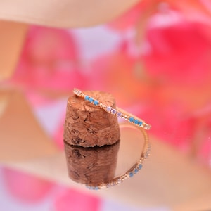 Anillo de oro rosa de 14 k con diamantes y turquesa: alianza apilable