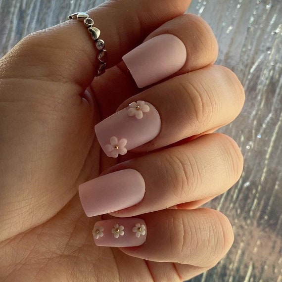 nail set with flower charm｜TikTok Search