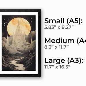 K&ouml;nnte beinhalten: Gerahmter Kunstdruck mit einer Fantasy-Burg unter einem gro&szlig;en Mond. Erh&auml;ltlich in den Gr&ouml;&szlig;en: 14,8 cm x 21 cm, 21 cm x 29,7 cm und 29,7 cm x 42 cm. Der Rahmen ist schwarz.