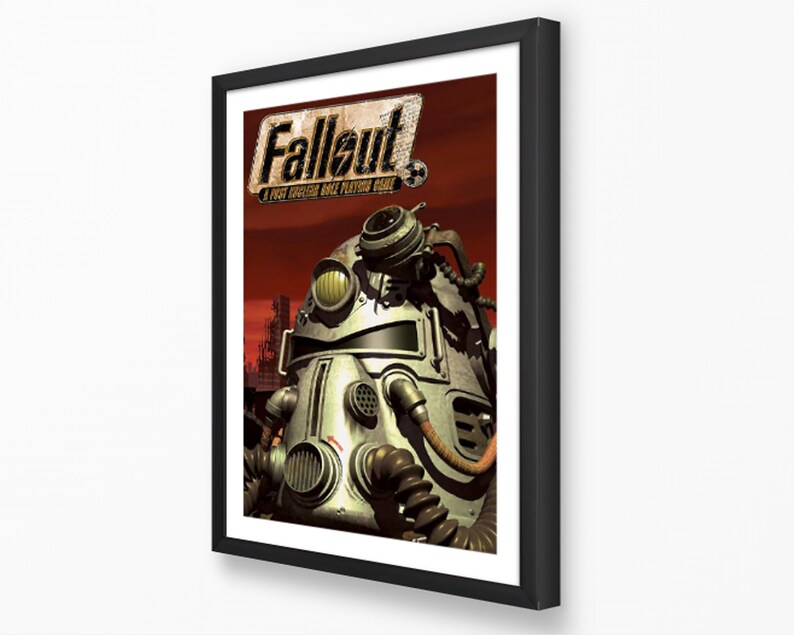 K&ouml;nnte beinhalten: Gerahmtes Fallout-Poster mit einer detaillierten Illustration eines Power-Armor-Helms und dem Logo des Spiels. Das Kunstwerk hat ein postapokalyptisches Thema mit rotem und orangefarbenem Hintergrund, und das Poster ist in einem schwarzen Rahmen.