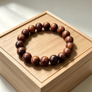 Armband med pärlor i naturligt rosenträ