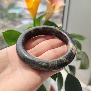 61mm Serpentine Bangle: Two Tone Natural Xiu Jade