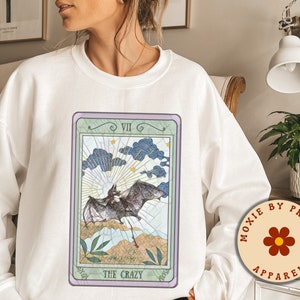 Lustiges Tarot Karten Sweatshirt - The Bat Shit Crazy Tarot Pullover - Witchy Kleidung - Tarot Liebhaber - Trendy - Tumblr - Influencer