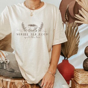Suriel Teehaus Shirt - Das Gericht der Dornen und der Rosen - Gericht der Träume - Rhysand Fan - Suriel Teehaus - Bücherwurm - ACOTAR Tshirt