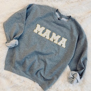 Chenille Patch Mama Sweatshirt - Carta de Varsity, mamá, jersey