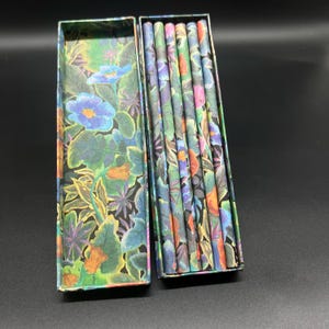 Vintage Floral Wrapped Pencils – Set of 6 – Paper Covered Pencils in Decorative Box – 90s Stationery – Needs Sharpening – Retro Supplies