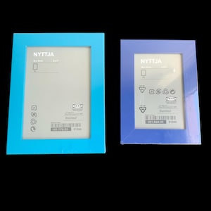 Può includere: Due cornici per foto, una blu e una blu chiaro, con la parola "NYTTJA" stampata su di esse. Entrambe le cornici hanno il logo IKEA e le informazioni sul prodotto stampate sul fondo.