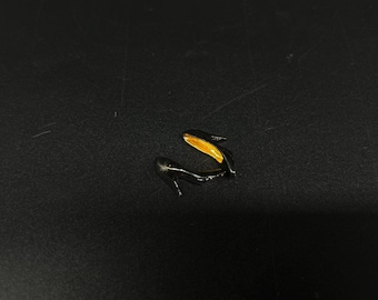 Miniaturas de salto alto preto – Sapatos de casa de bonecas em escala 1:12 – Sapatos minúsculos elegantes com interior dourado