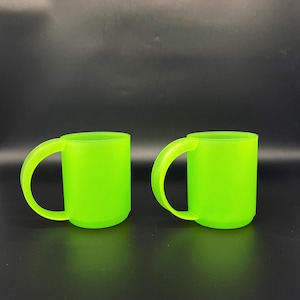 Vintage Guzzini Neongrüne Kunststoffbecher - 2er-Set - Made in Italy - 10 cm hoch