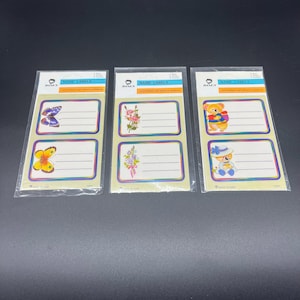 Étiquettes auto-adhésives vintage Dasen - 3 motifs (papillon, bouquet de roses, ours en peluche) - 3 feuilles - 7,5 × 5,5 cm - Léger défaut d'impression