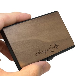 Hochwertiges MERGAN CRAFTS Visitenkartenhalter aus Walnussholz und Metall - Stylisches Kartenetui - für Männer und Frauen - Perfektes Geschenk