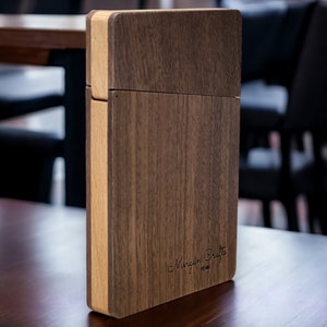 Visitenkartenhalter aus Holz mit Magnetverschluss Visitenkartenhalter aus Nussbaum und Buche für Visitenkarten oder Kreditkarten Bild 4