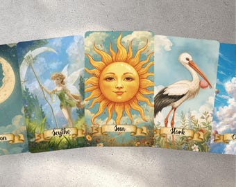 Può includere: Un set di carte dei tarocchi con illustrazioni fantasy. Le carte mostrano una fata, un sole con un volto e una cicogna. Ogni carta ha uno striscione con una parola.