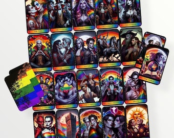 Può includere: Un set di 22 carte dei tarocchi con illustrazioni di persone e simboli su uno sfondo arcobaleno. Le carte sono numerate da 0 a 21 e includono nomi come Il Matto, Il Mago, L'Imperatrice, L'Imperatore, Il Papa, Gli Amanti, La Giustizia, Il Carro, La Forza, La Temperanza, La Morte, La Stella, Il Sole, Il Diavolo, La Torre, Il Mondo, La Ruota della Fortuna, L'Appeso, La Luna, L'Eremita e Il Mondo.