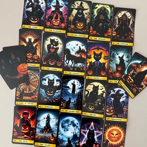 Puede incluir: Una colección de cartas de tarot con gatos negros y calabazas de Halloween en un estilo oscuro y atmosférico. Cada carta muestra una ilustración única con un título en la parte inferior, como The Fool, The Magician, The Empress, The Emperor y The Sun.