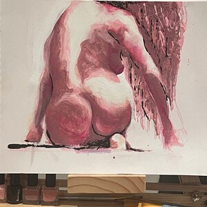 Könnte beinhalten: Ein Gemälde auf Leinwand, das eine nackte Figur in sitzender Pose zeigt. Die Figur ist in Rosa- und Weißtönen gemalt, mit einem Hintergrund aus rosa und weißen Pinselstrichen.