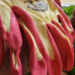 Ultra Touch Pink and Yellow Glove The Weeder 
100% Machine Washable

Weeder Features
- Latex Coated Breathable Shell
- Superior Finger Sensitivity 
- Perfect Grift, Wet Or Dry