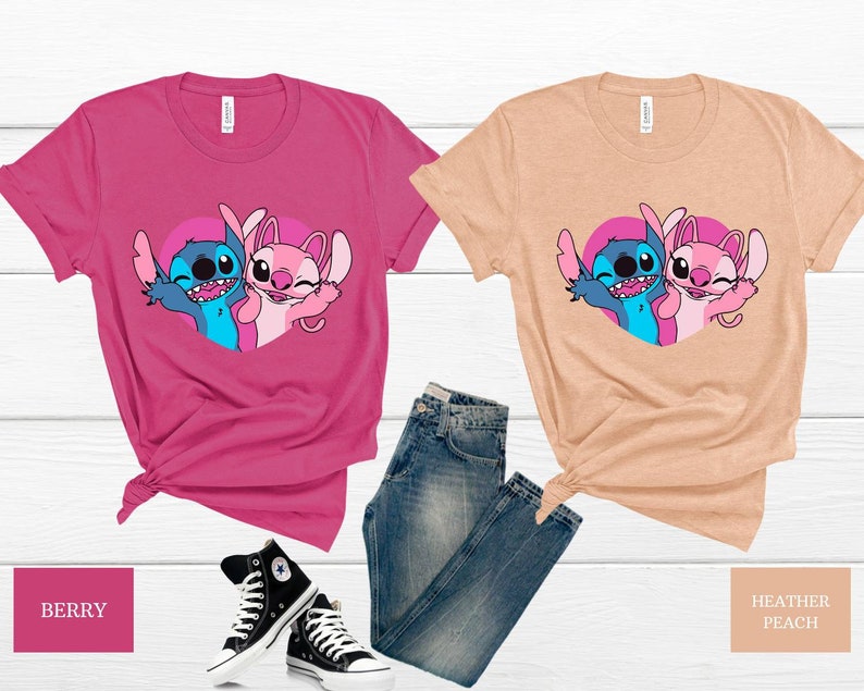 以下が含まれることがあります： リロ＆スティッチのスティッチとエンジェルが描かれたグラフィックのTシャツ2枚。左側のシャツはピンク、右側のシャツはピーチカラーです。