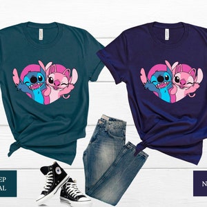 以下が含まれることがあります： スティッチとエンジェルという2人の漫画のキャラクターが、Tシャツにハート形で描かれています。Tシャツは、濃いターコイズブルーとネイビーの2色展開です。