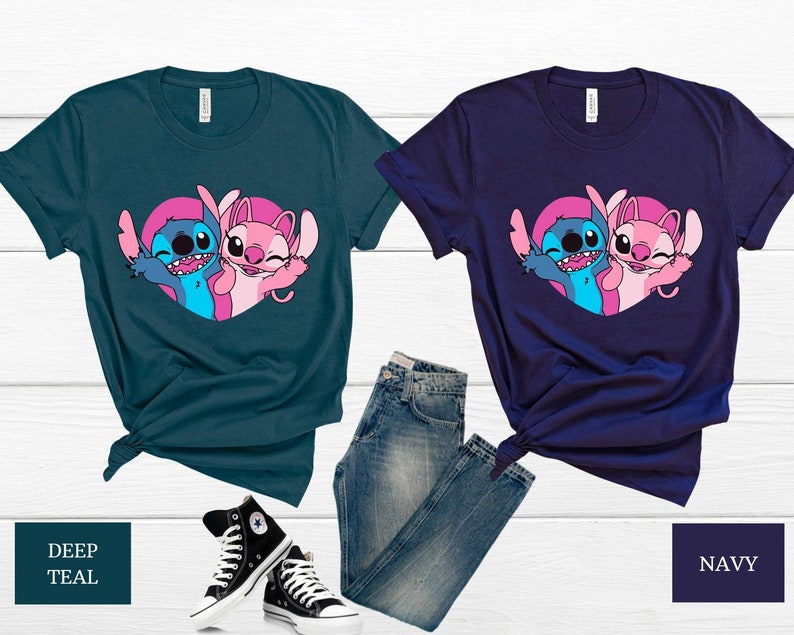 以下が含まれることがあります： スティッチとエンジェルという2人の漫画のキャラクターが、Tシャツにハート形で描かれています。Tシャツは、濃いターコイズブルーとネイビーの2色展開です。