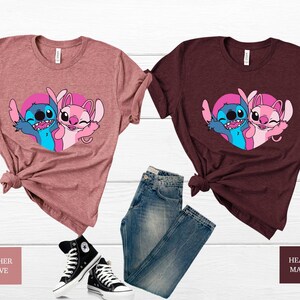 以下が含まれることがあります： リロ＆スティッチのスティッチとエンジェルが描かれたグラフィックのTシャツ2枚。左側のシャツはヘザーモーヴ、右側のシャツはヘザーマロンです。