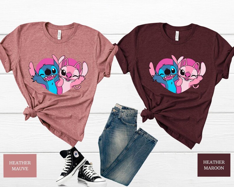 以下が含まれることがあります： リロ＆スティッチのスティッチとエンジェルが描かれたグラフィックのTシャツ2枚。左側のシャツはヘザーモーヴ、右側のシャツはヘザーマロンです。