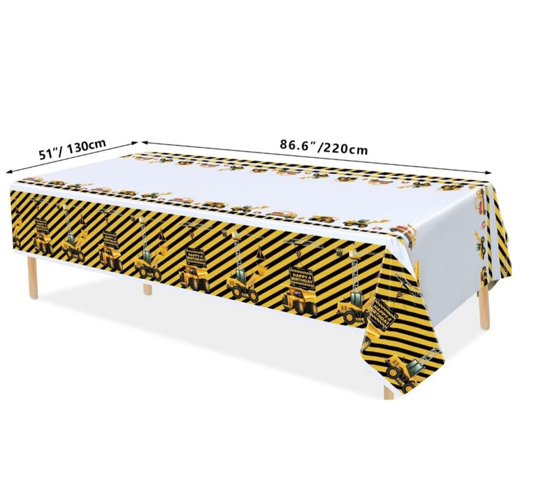 Op de afbeelding: Een wit plastic tafelkleed met een geel en zwart bouwthema. Het tafelkleed heeft een herhalend patroon van bouwvoertuigen en de woorden "Happy Birthday". Het tafelkleed meet 220 cm bij 130 cm.