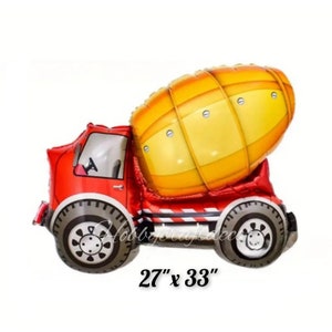 Op de afbeelding: Een rode en gele folie ballon in de vorm van een bouwtruck. De truck heeft een grote, ronde cementmixer achterop. De ballon is 27 inch bij 33 inch.