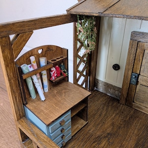 Verpackungstisch mit Zubehör 1:12 für Wichtelhaus/ Wichteltür /Puppenhaus / Wichtelzubehör /Miniatur Möbel