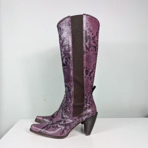Botas altas Donald Pliner 7.5, color morado Y2K, piel de serpiente, estilo western, cuadradas, de Italia imagen 4