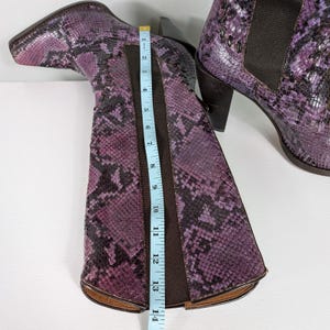 Botas altas Donald Pliner 7.5, color morado Y2K, piel de serpiente, estilo western, cuadradas, de Italia imagen 11
