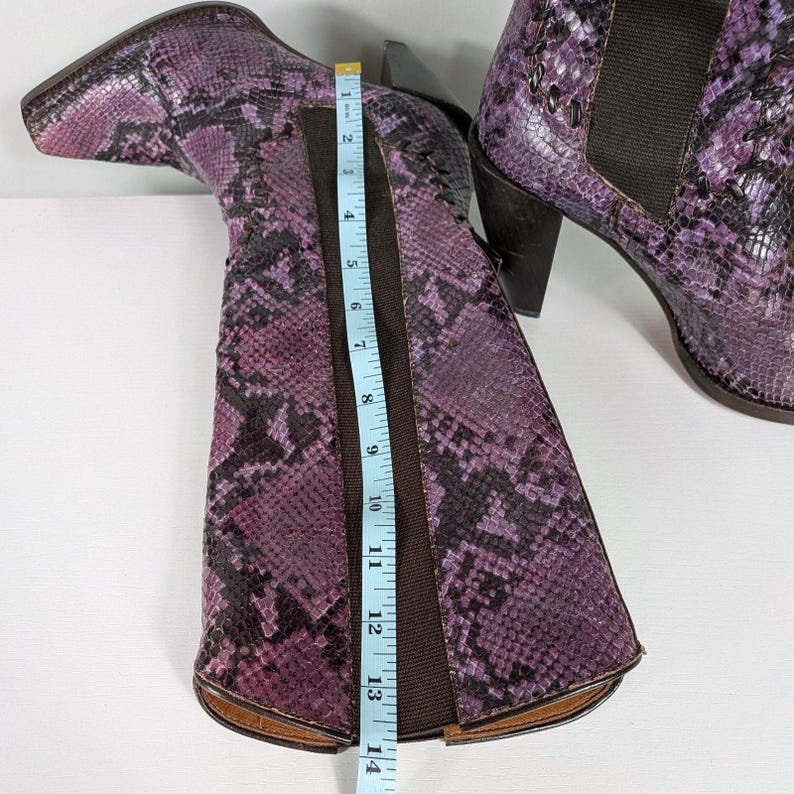 Botas altas Donald Pliner 7.5, color morado Y2K, piel de serpiente, estilo western, cuadradas, de Italia imagen 11