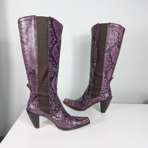 Botas altas Donald Pliner 7.5, color morado Y2K, piel de serpiente, estilo western, cuadradas, de Italia imagen 7