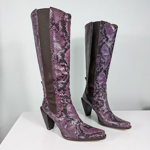 Botas altas Donald Pliner 7.5, color morado Y2K, piel de serpiente, estilo western, cuadradas, de Italia imagen 1