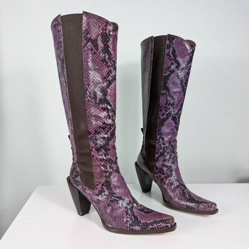 Botas altas Donald Pliner 7.5, color morado Y2K, piel de serpiente, estilo western, cuadradas, de Italia imagen 1