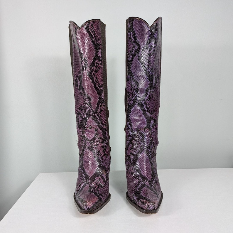 Botas altas Donald Pliner 7.5, color morado Y2K, piel de serpiente, estilo western, cuadradas, de Italia imagen 5