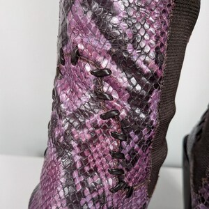 Botas altas Donald Pliner 7.5, color morado Y2K, piel de serpiente, estilo western, cuadradas, de Italia imagen 9