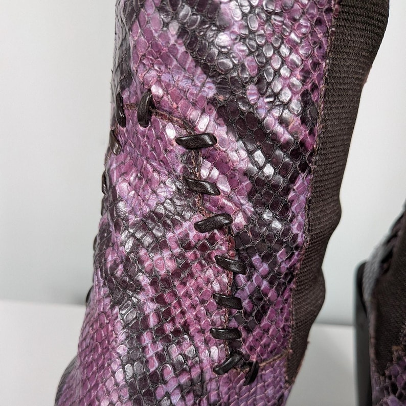 Botas altas Donald Pliner 7.5, color morado Y2K, piel de serpiente, estilo western, cuadradas, de Italia imagen 9