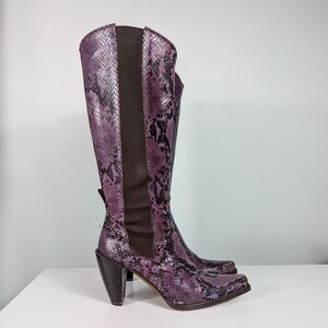 Botas altas Donald Pliner 7.5, color morado Y2K, piel de serpiente, estilo western, cuadradas, de Italia imagen 2