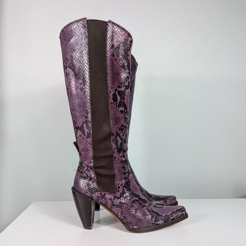 Botas altas Donald Pliner 7.5, color morado Y2K, piel de serpiente, estilo western, cuadradas, de Italia imagen 2