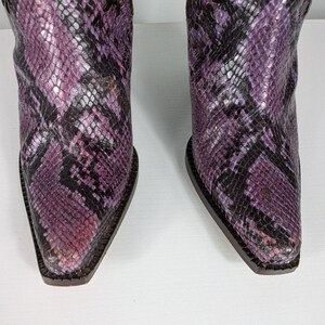 Botas altas Donald Pliner 7.5, color morado Y2K, piel de serpiente, estilo western, cuadradas, de Italia imagen 6