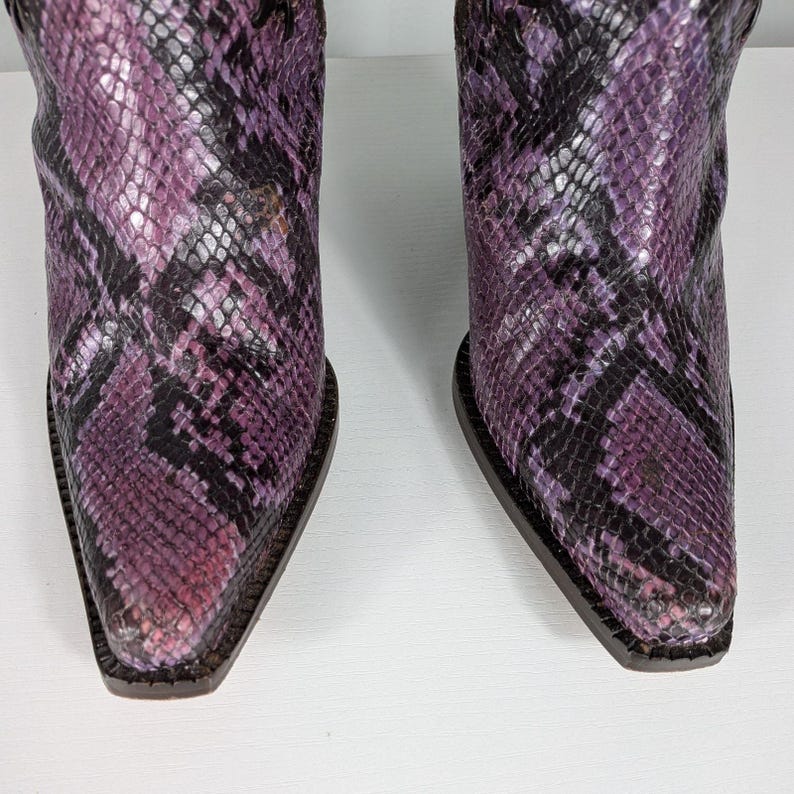 Botas altas Donald Pliner 7.5, color morado Y2K, piel de serpiente, estilo western, cuadradas, de Italia imagen 6