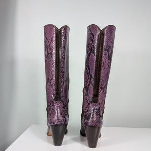 Botas altas Donald Pliner 7.5, color morado Y2K, piel de serpiente, estilo western, cuadradas, de Italia imagen 3