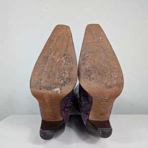 Botas altas Donald Pliner 7.5, color morado Y2K, piel de serpiente, estilo western, cuadradas, de Italia imagen 12